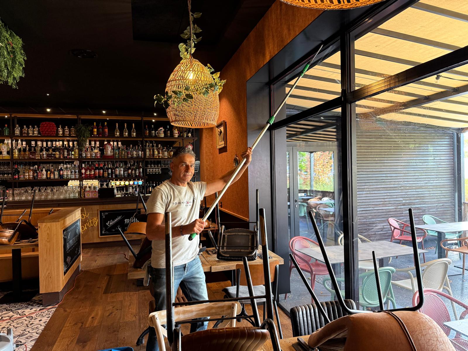 Nettoyage intérieur des vitres d'un restaurant avec perche télescopique par Vitre-Clean